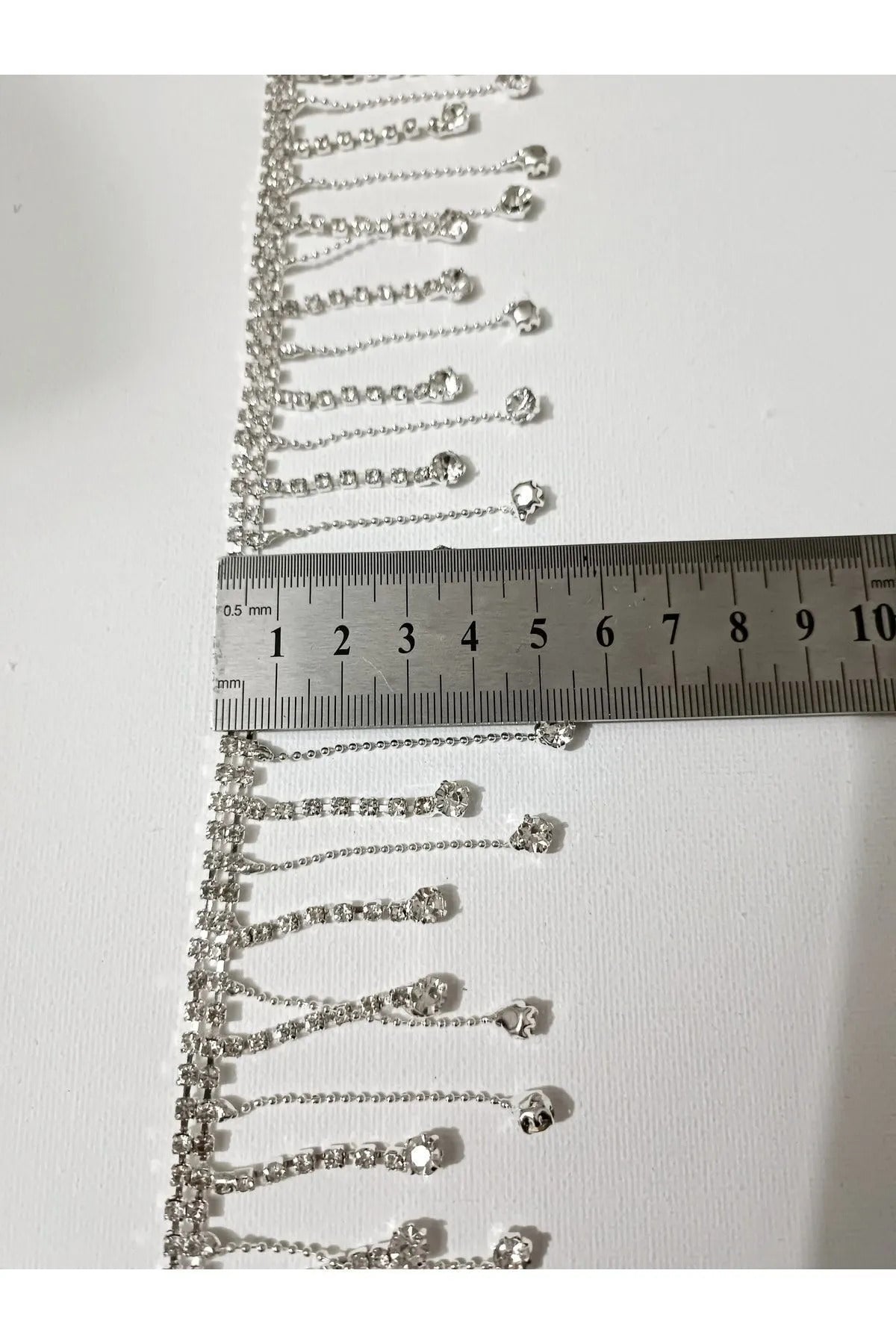 Kristal Taşlı Zincirli Saçak Şerit 5 Metre – Abiye, Gelinlik ve Dekorasyon Süsleme Aksesuarı