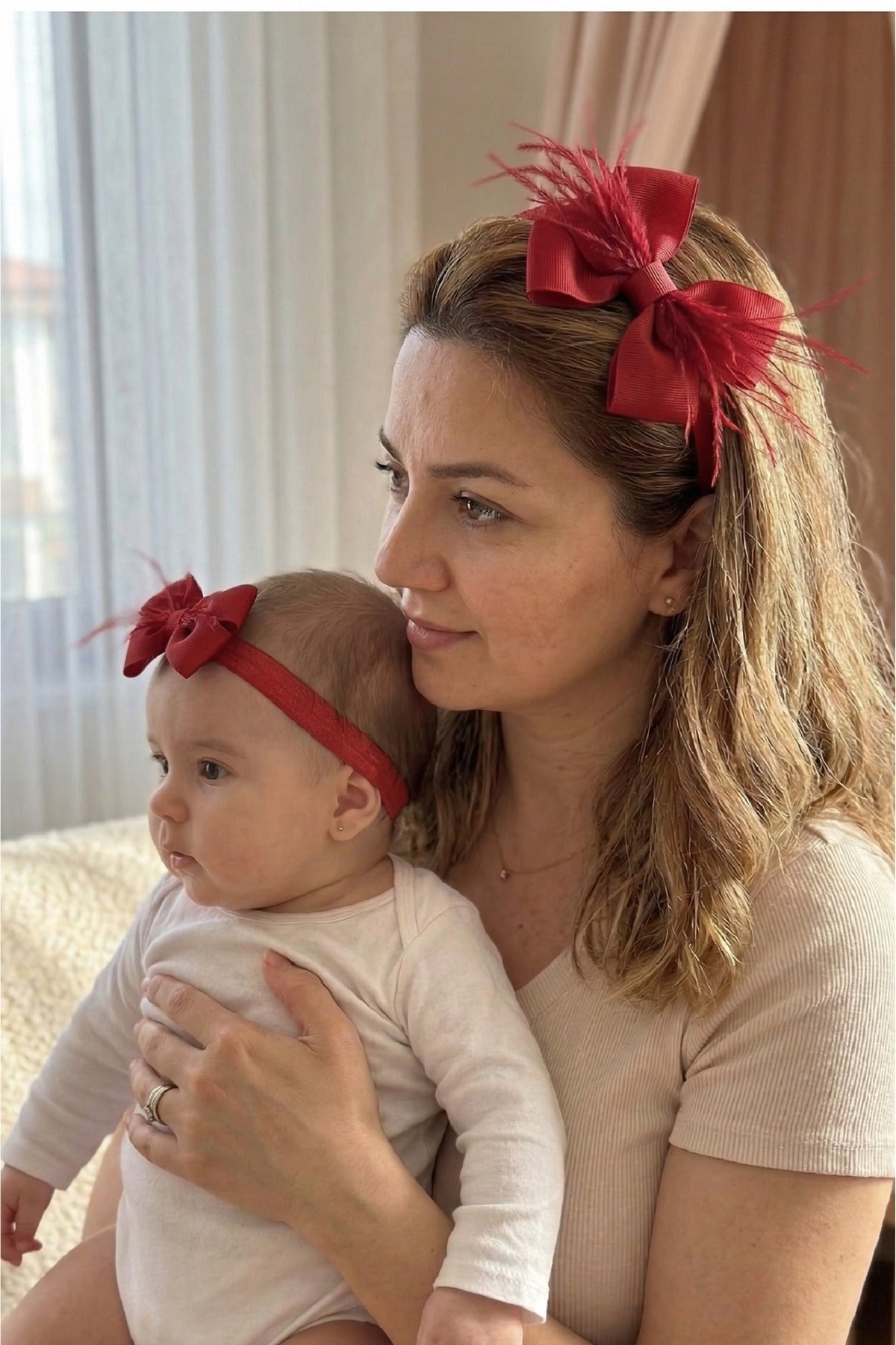 Tüylü Fiyonklu Anne Lohusa Tacı ve Bebek Bandana Seti – Anne Bebek Hastane Çıkışı ve Doğum Fotoğraf Çekimi Aksesuarı