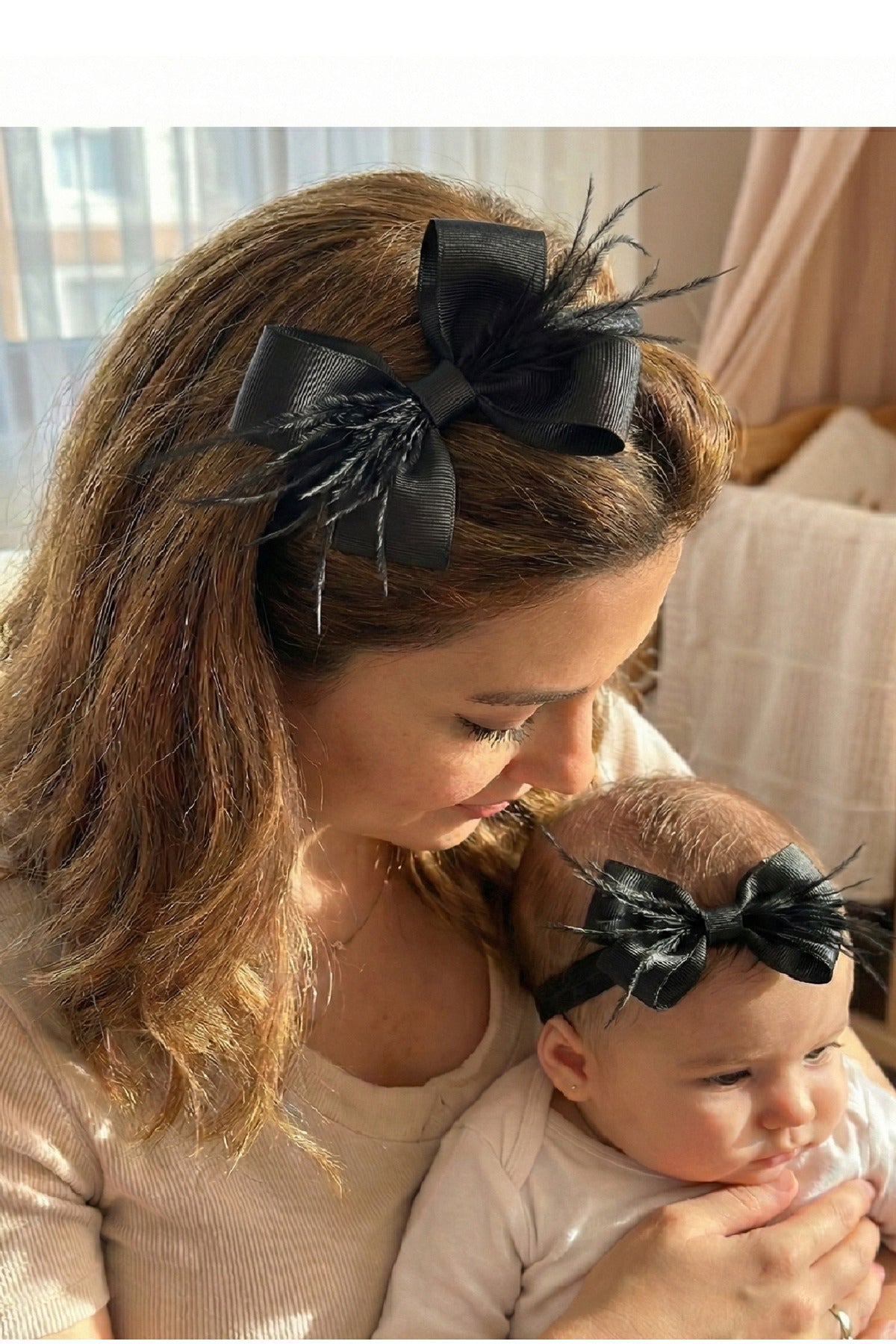 Tüylü Fiyonklu Anne Lohusa Tacı ve Bebek Bandana Seti – Anne Bebek Hastane Çıkışı ve Doğum Fotoğraf Çekimi Aksesuarı