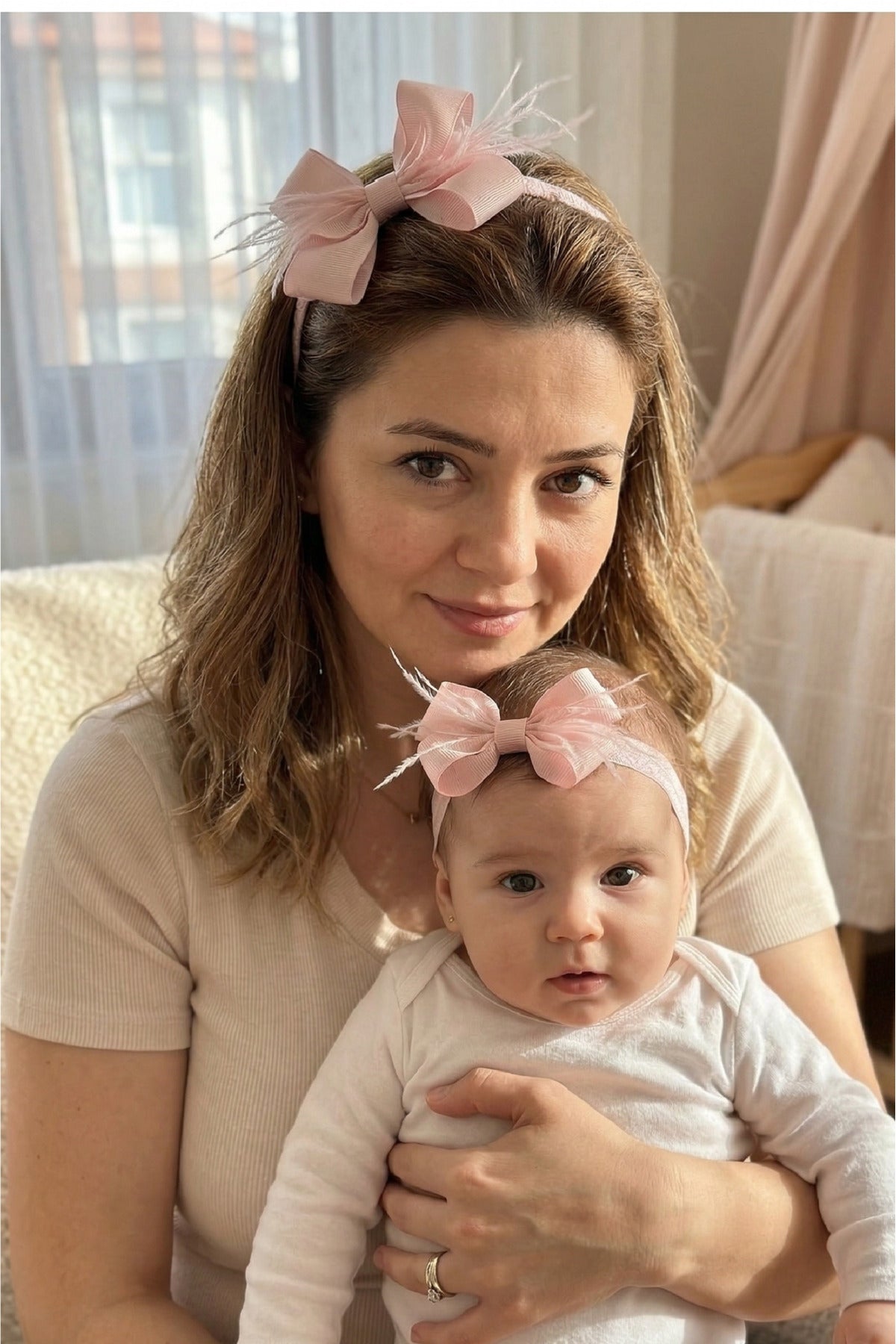 Tüylü Fiyonklu Anne Lohusa Tacı ve Bebek Bandana Seti – Anne Bebek Hastane Çıkışı ve Doğum Fotoğraf Çekimi Aksesuarı