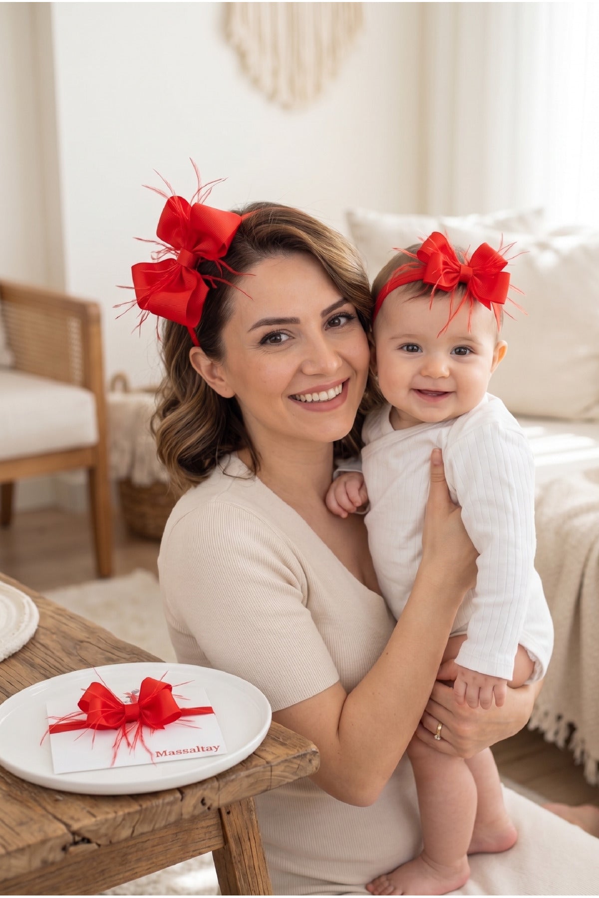 Tüylü Fiyonklu Anne Lohusa Tacı ve Bebek Bandana Seti – Anne Bebek Hastane Çıkışı ve Doğum Fotoğraf Çekimi Aksesuarı