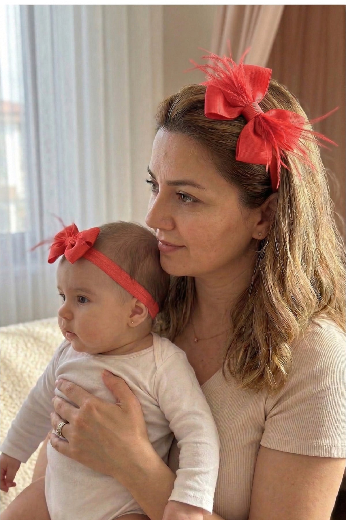 Tüylü Fiyonklu Anne Lohusa Tacı ve Bebek Bandana Seti – Anne Bebek Hastane Çıkışı ve Doğum Fotoğraf Çekimi Aksesuarı