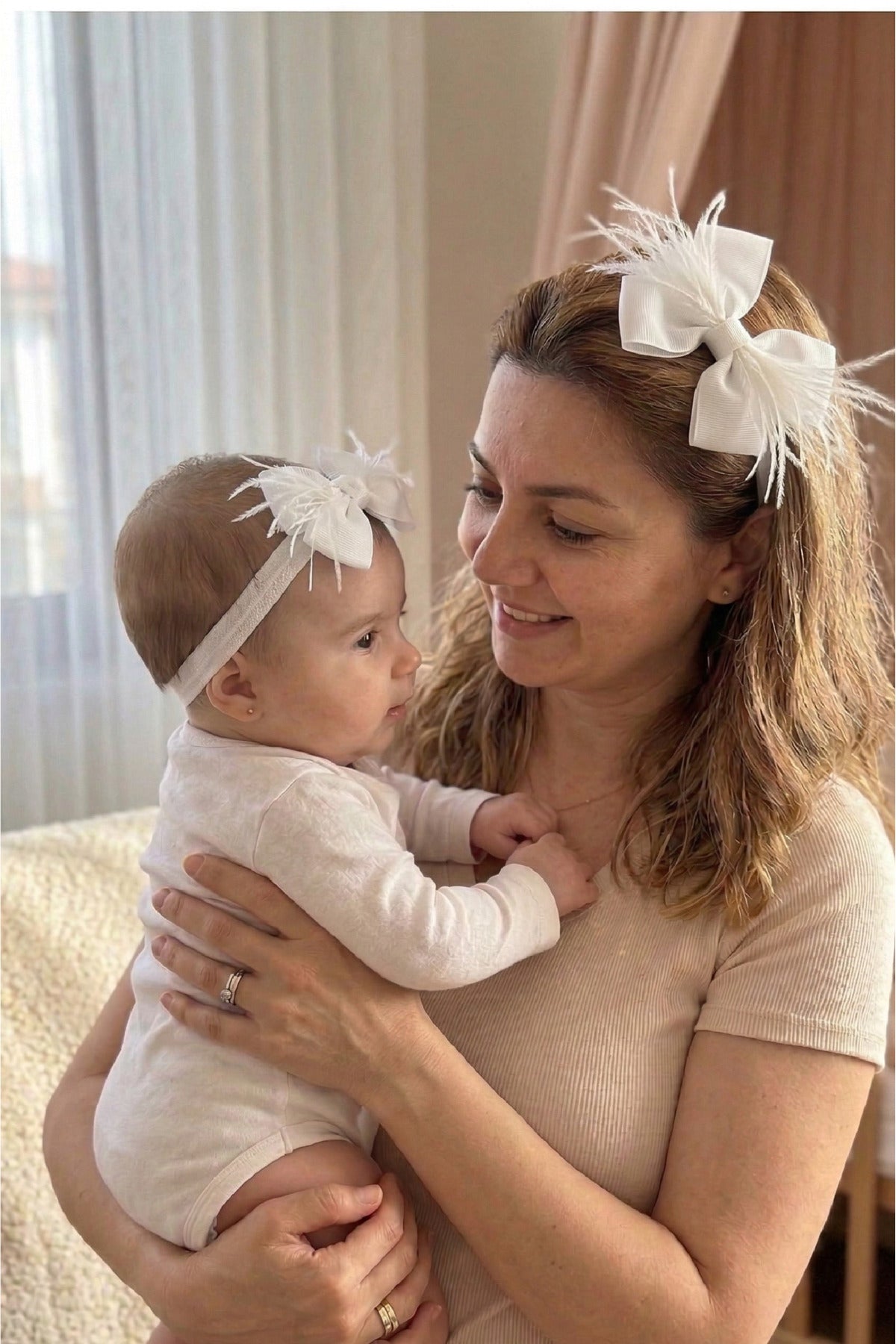 Tüylü Fiyonklu Anne Lohusa Tacı ve Bebek Bandana Seti – Anne Bebek Hastane Çıkışı ve Doğum Fotoğraf Çekimi Aksesuarı